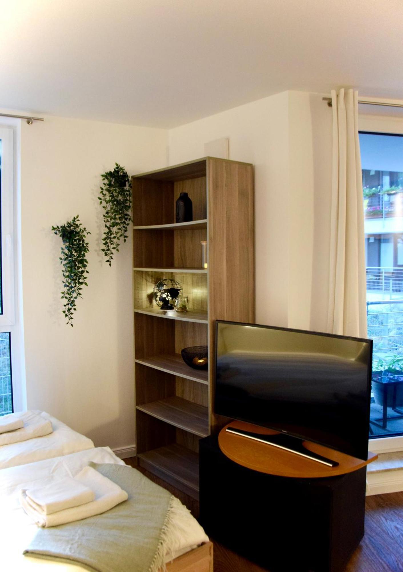 רוסטוק Stilvolle Wohnung Mit Balkon & Parkplatz מראה חיצוני תמונה