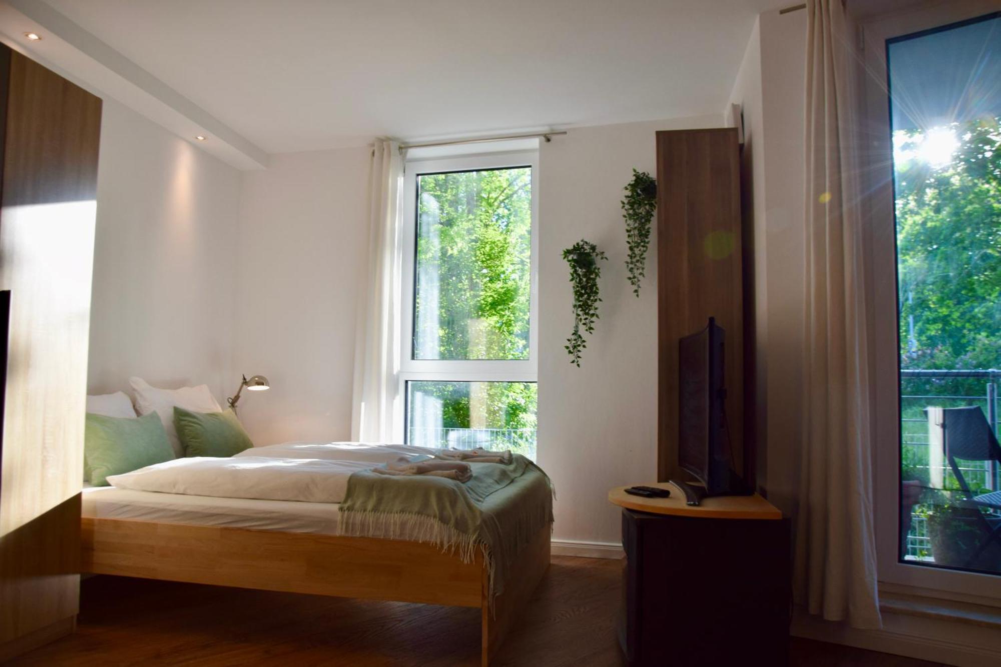 רוסטוק Stilvolle Wohnung Mit Balkon & Parkplatz מראה חיצוני תמונה