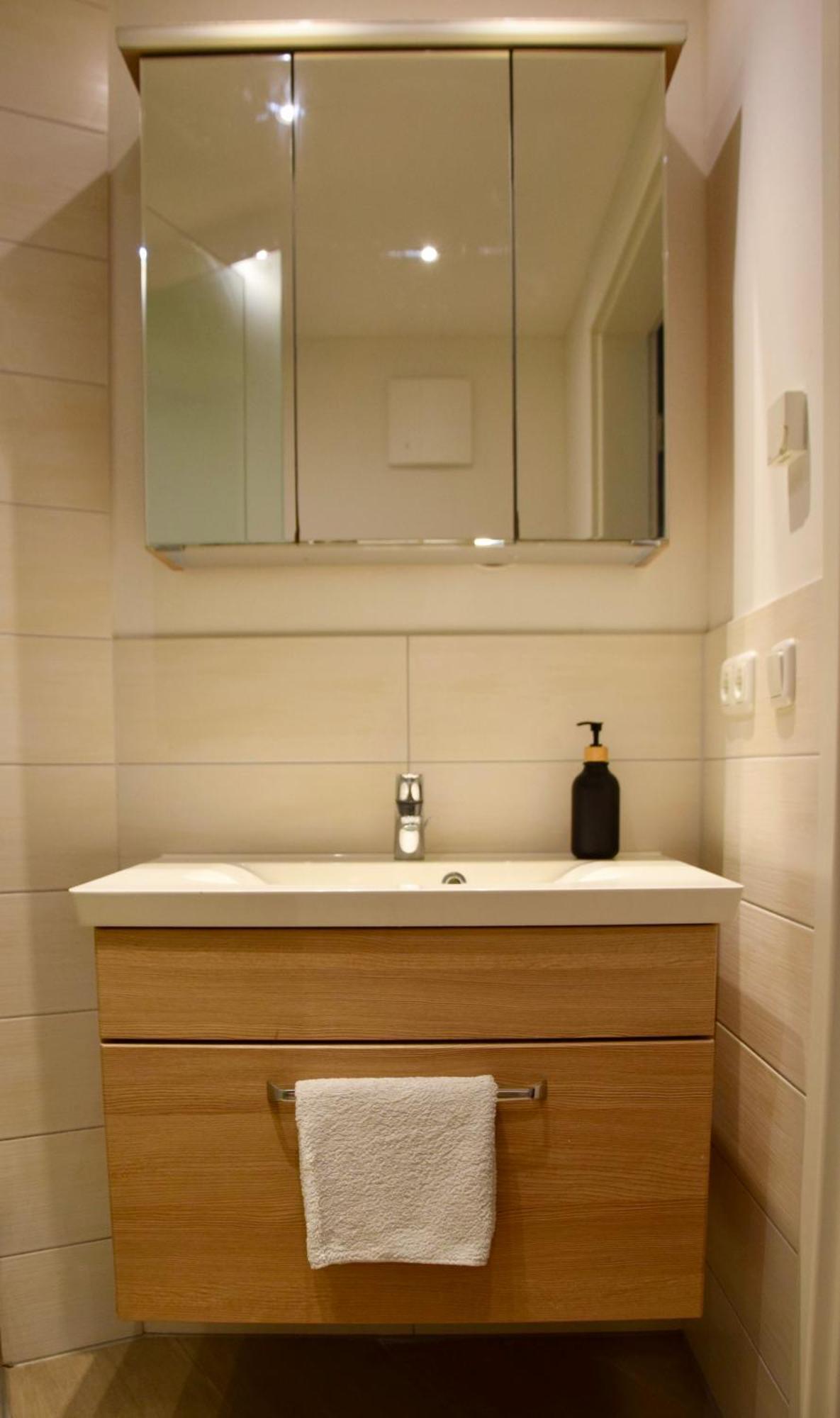 רוסטוק Stilvolle Wohnung Mit Balkon & Parkplatz מראה חיצוני תמונה