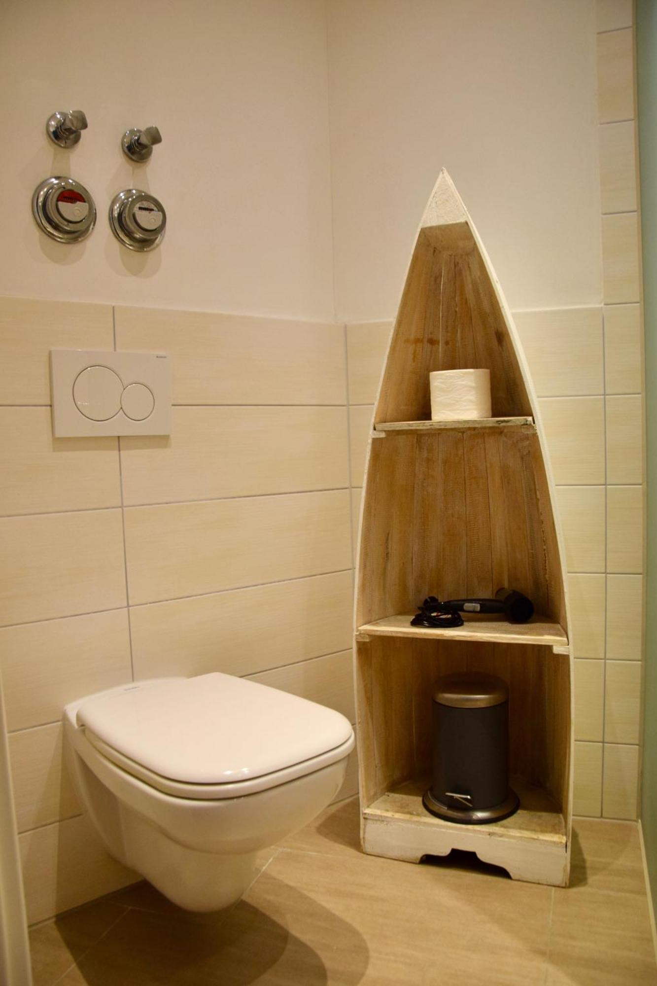 רוסטוק Stilvolle Wohnung Mit Balkon & Parkplatz מראה חיצוני תמונה