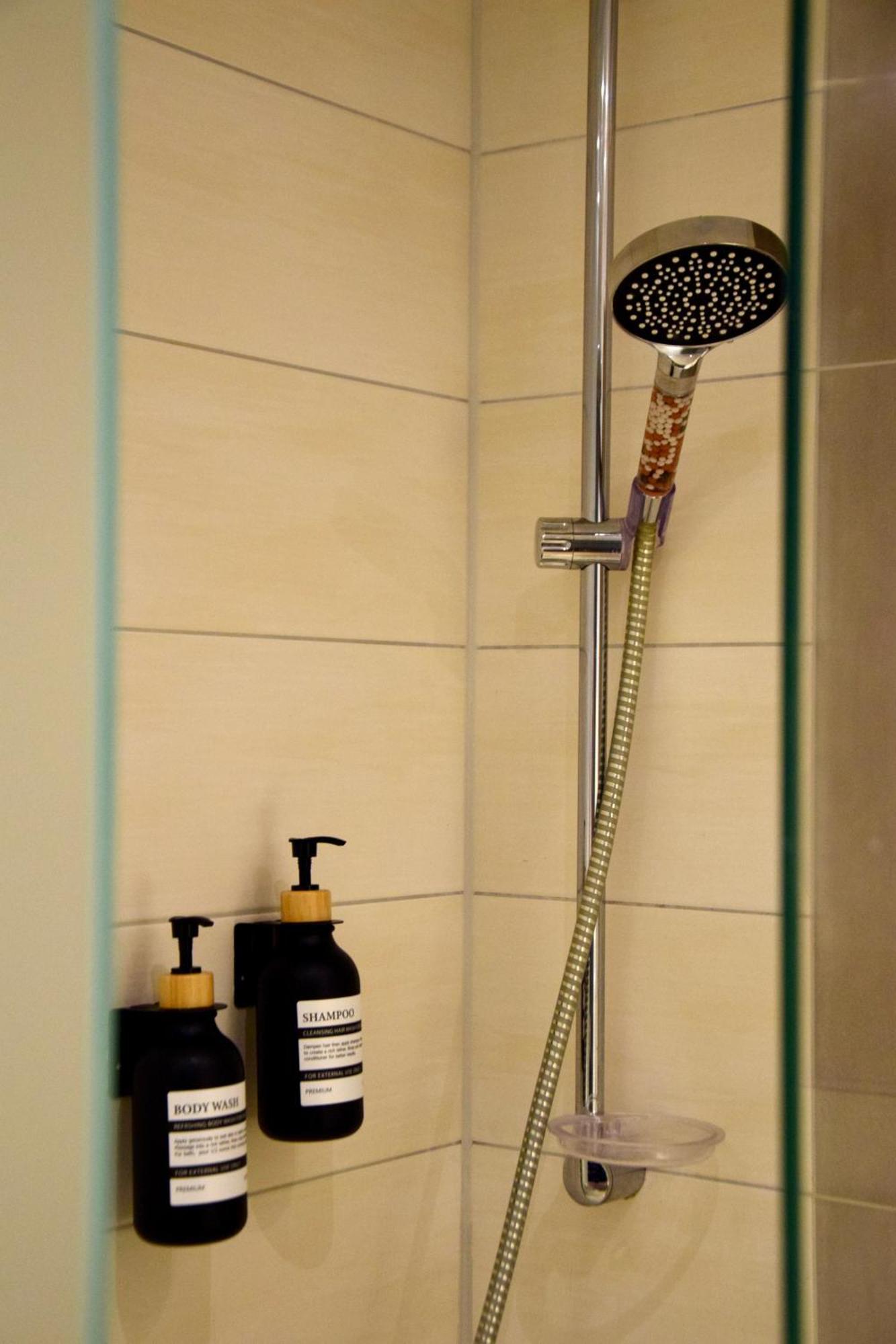 רוסטוק Stilvolle Wohnung Mit Balkon & Parkplatz מראה חיצוני תמונה