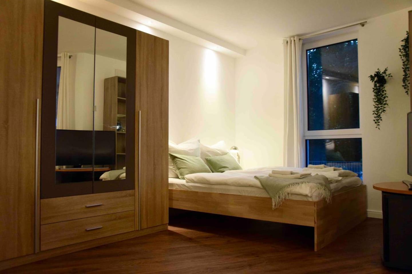 רוסטוק Stilvolle Wohnung Mit Balkon & Parkplatz מראה חיצוני תמונה